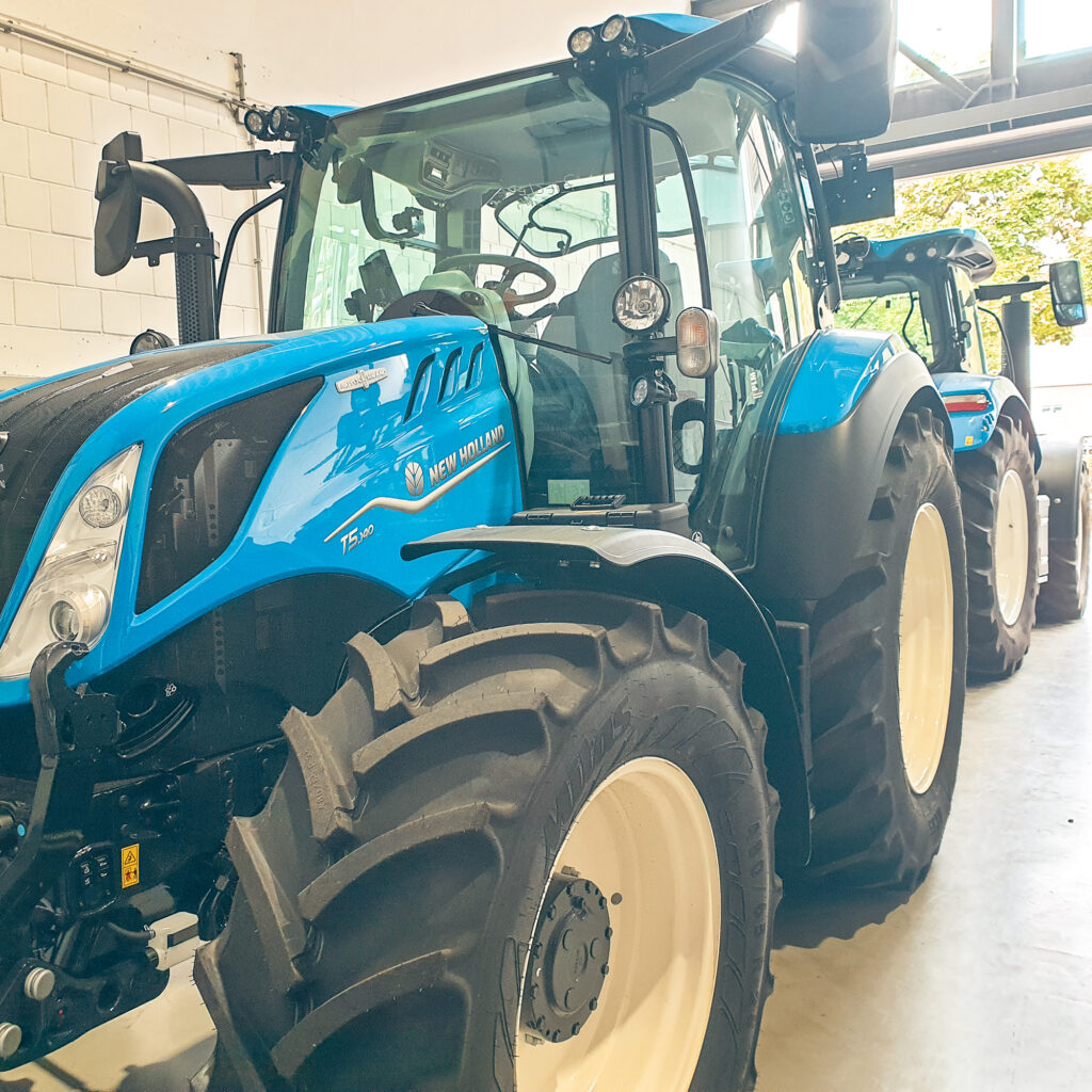 New Holland Traktor T5 an unserem Standort Oberkessach in Schöntal